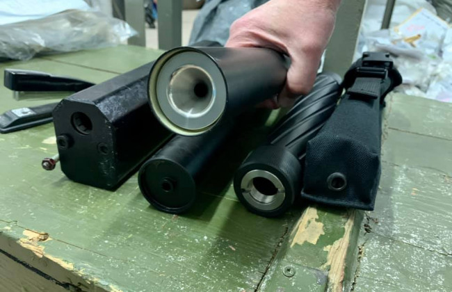 Київські митники вилучили посилки з глушниками до вогнепальної зброї