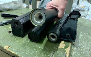 Київські митники вилучили посилки з глушниками до вогнепальної зброї