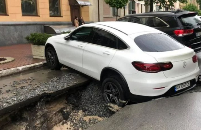 Потоп в Киеве: асфальт вместе с элитной иномаркой ушел под землю, фото