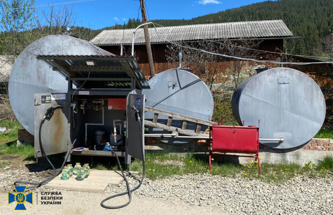 СБУ викрила мережу трейдерів, які реалізовували неякісне пальне з підпільних нафтопереробних заводів