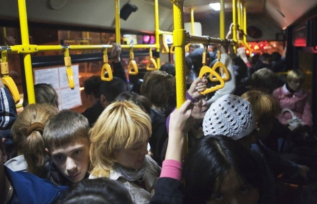 В Запорожской области из маршрутки на ходу выпала пассажирка