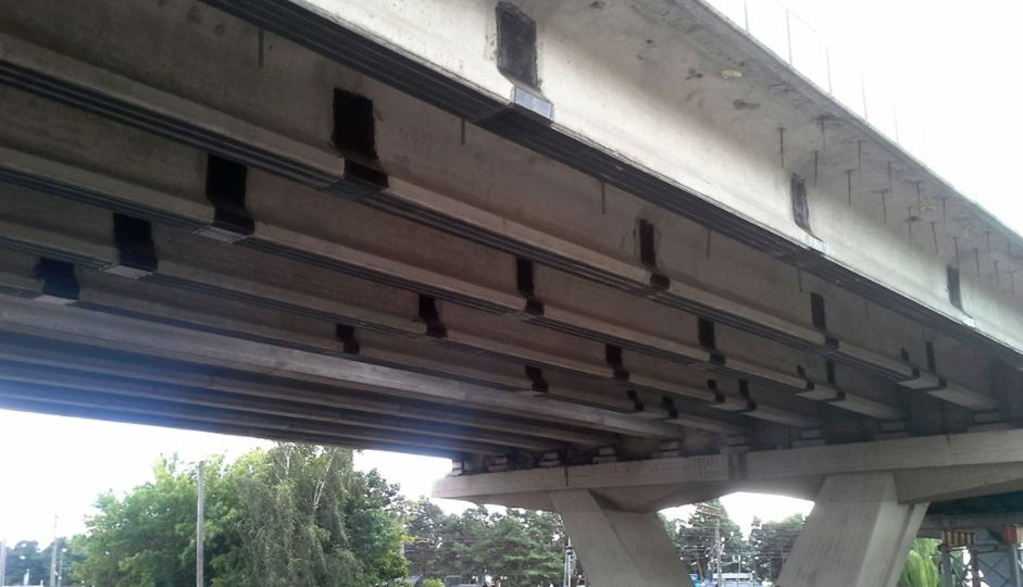 Трагедія на Київщині: хлопець стрибнув із мосту на бетонний тротуар