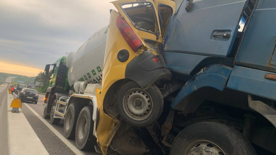 ДТП під Києвом: легковий автомобіль зім’яло між двома вантажівками