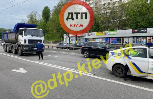 В Киеве грузовик на скорости «смял» легковушку