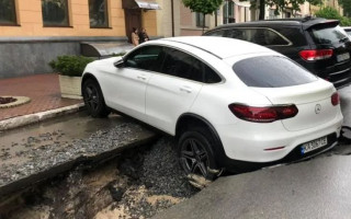 Потоп в Киеве: асфальт вместе с элитной иномаркой ушел под землю, фото