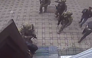 Кличко опубликовал видео, как к нему пришли силовики