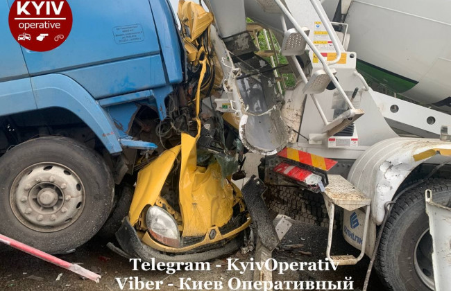 Отказали тормоза: неуправляемый грузовик снес пять авто, фото