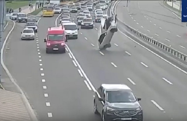 В Киеве на видео попало наиболее необычное ДТП года, видео