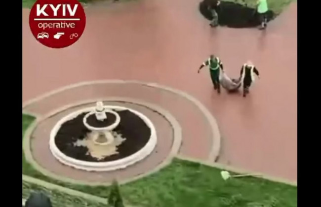 В столице действующий фонтан засыпали землей