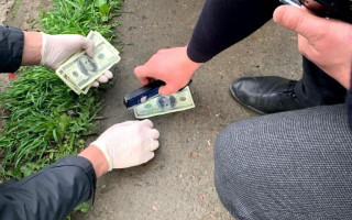 У Рівному затримали чоловіка, який вимагав понад $6 тисяч