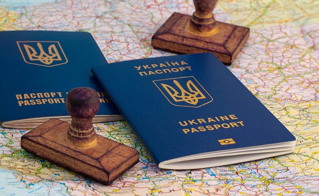 Харьковчанке, которая демонстративно разбрасывалась паспортами, вручили протокол