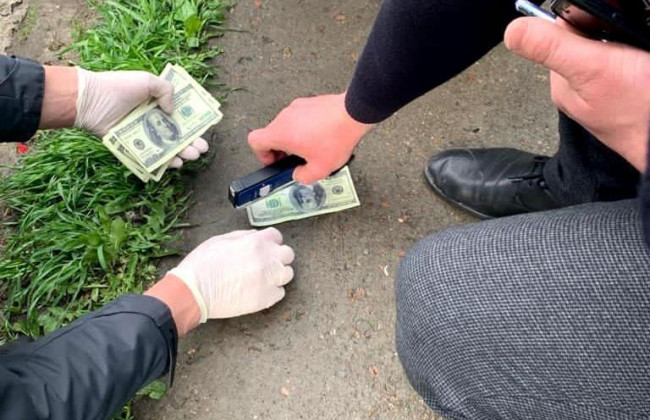 У Рівному затримали чоловіка, який вимагав понад $6 тисяч