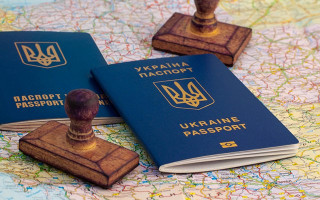 Харьковчанке, которая демонстративно разбрасывалась паспортами, вручили протокол