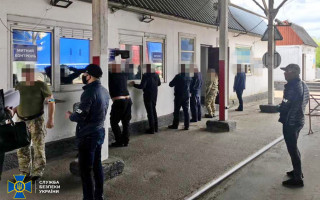 Посадовець Держприкордонслужби за хабар «допомагав» завозити євробляхи в Україну, фото