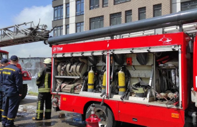 У Києві спалахнула новобудова