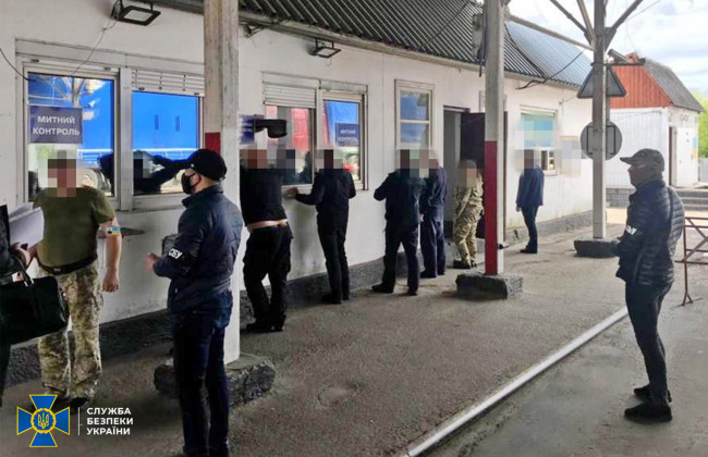 Посадовець Держприкордонслужби за хабар «допомагав» завозити євробляхи в Україну, фото