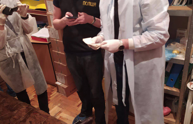 Хабарі за надання медичних послуг: викрито лікарів медустанови у Запоріжжі