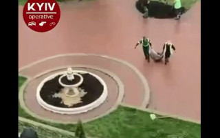 В столице действующий фонтан засыпали землей