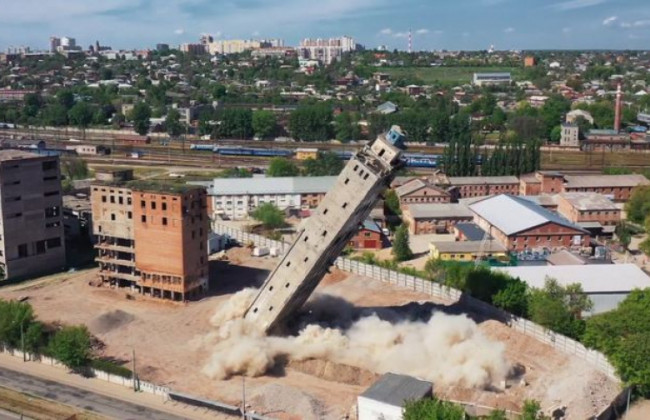 В Харькове взорвали старое здание элеватора, видео