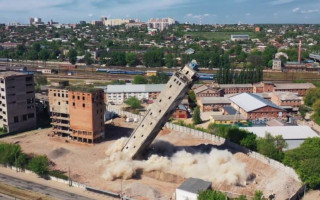 В Харькове взорвали старое здание элеватора, видео