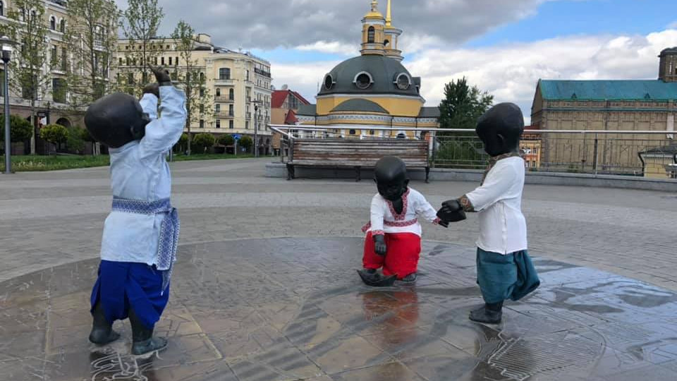 У Києві малюків на Поштовій площі одягли у вишиванки: фото