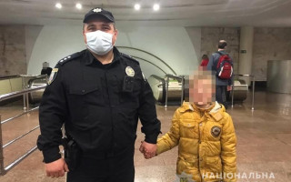 У Києві правоохоронці розшукали батьків 8-річного хлопчика, який загубився в метро