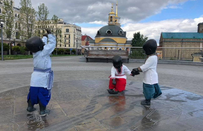 У Києві малюків на Поштовій площі одягли у вишиванки: фото