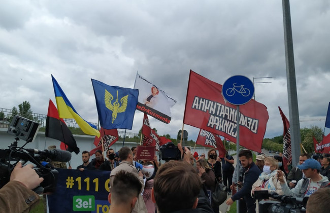 Перед началом большой пресс-конференции Зеленского начался митинг: фото