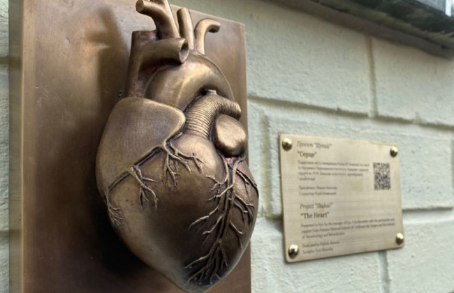 У центрі Києва з’явилась скульптура бронзового серця: фото і відео