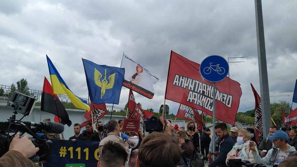 Перед началом большой пресс-конференции Зеленского начался митинг: фото