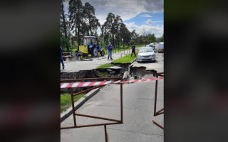 У Києві на одній із вулиць провалився асфальт: рух перекрили