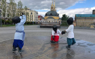 У Києві малюків на Поштовій площі одягли у вишиванки: фото
