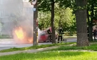 В Киеве во время движения взорвалась и загорелась легковушка, видео