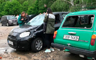 Из-под земли вырвался гейзер: в Киеве прорвало трубу, видео