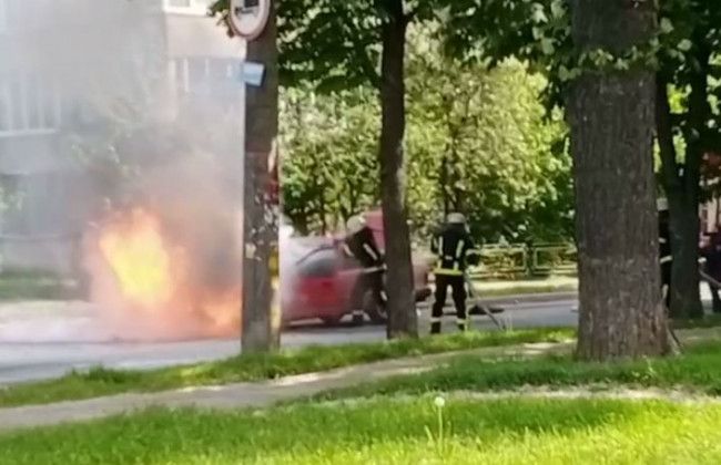 В Киеве во время движения взорвалась и загорелась легковушка, видео