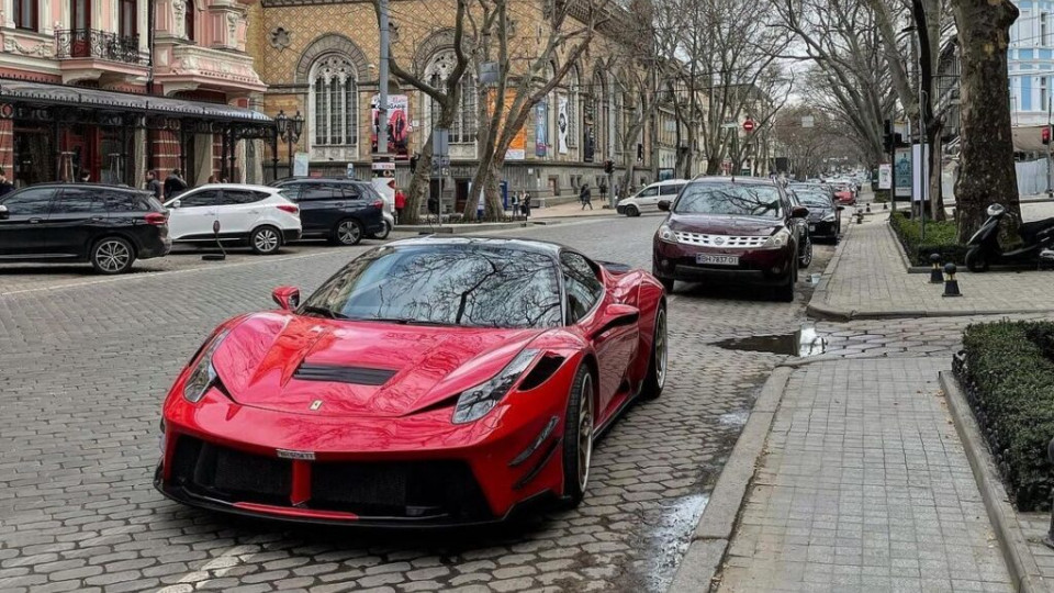 В Украине заметили яркий тюнингованный суперкар Ferrari