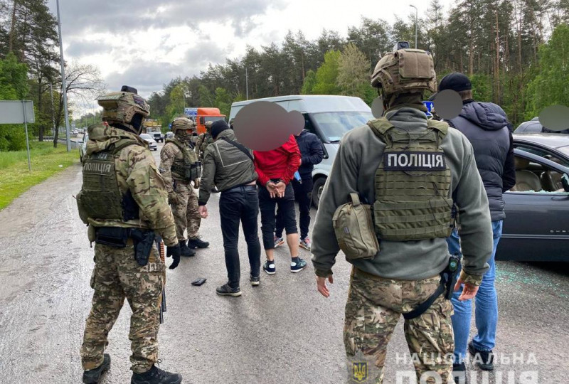 Пытали людей утюгом: под Киевом задержали опасную банду