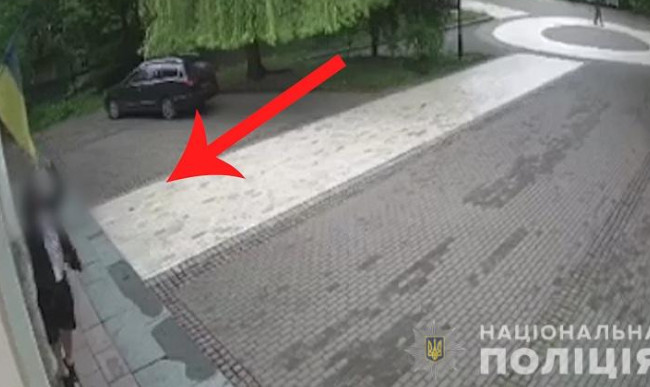 Надругался над флагом в центре Киева: вандал получил подозрение