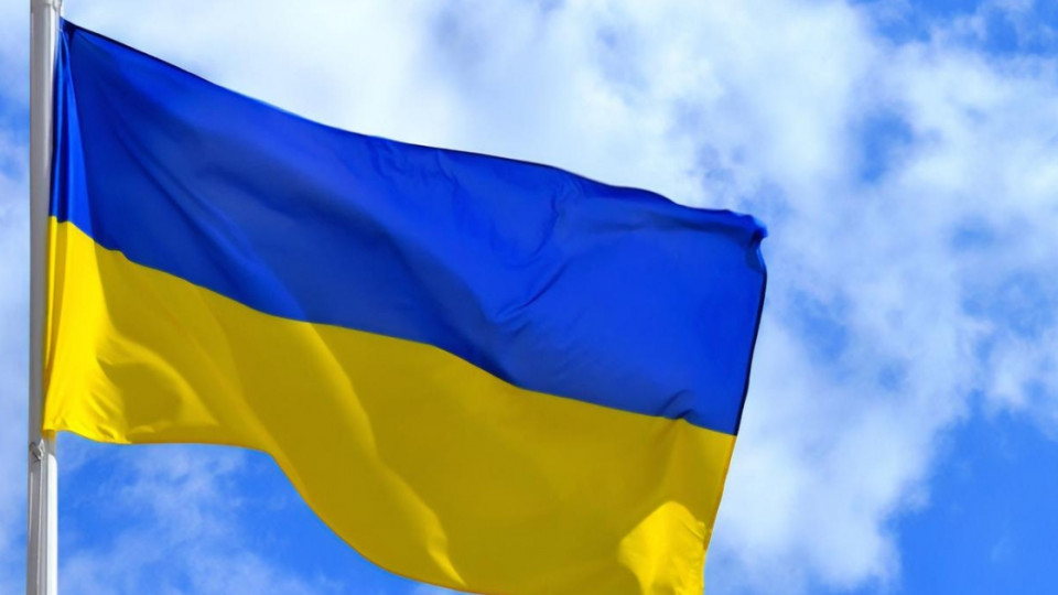 Неизвестный осквернил флаг в центре Киева