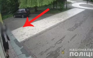 Надругался над флагом в центре Киева: вандал получил подозрение