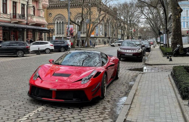 В Украине заметили яркий тюнингованный суперкар Ferrari