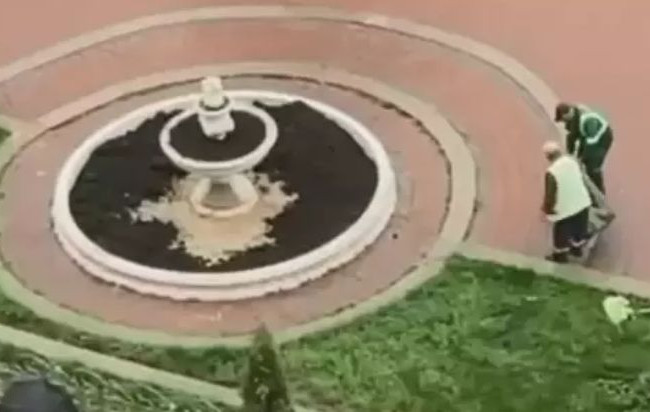 В Киеве фонтан засыпали землей