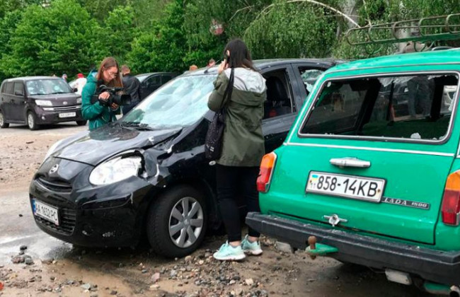 Из-под земли вырвался гейзер: в Киеве прорвало трубу, видео