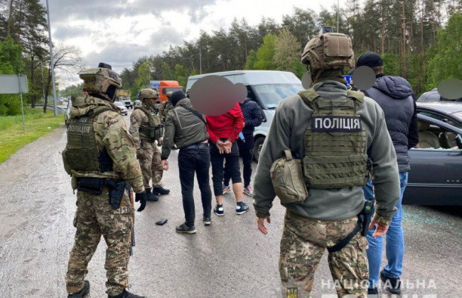 Пытали людей утюгом: под Киевом задержали опасную банду