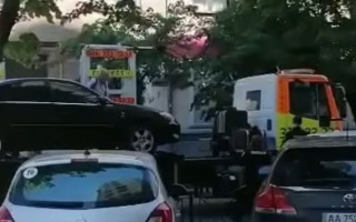 Киевлянка «спасала» автомобиль от эвакуации: возникла потасовка, видео