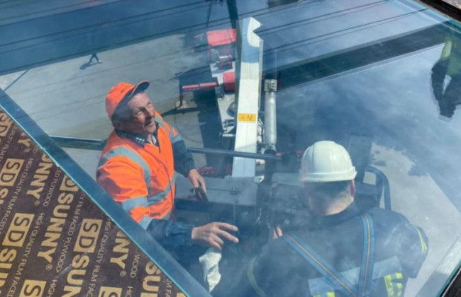 На «мосту Кличко» снова меняют стекла, фото