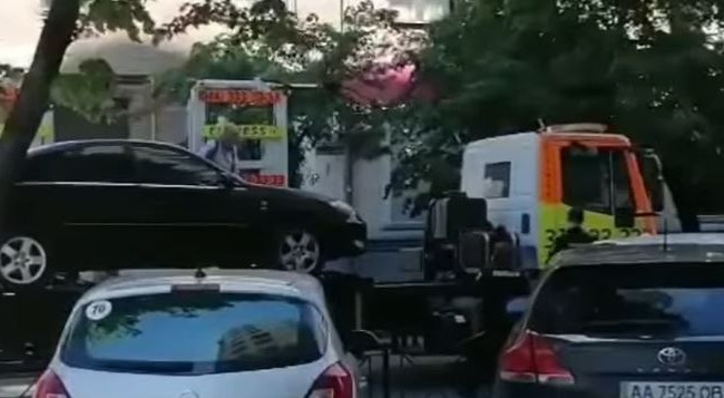 Киевлянка «спасала» автомобиль от эвакуации: возникла потасовка, видео