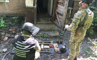 Правоохоронці зі складу Об'єднаних сил виявили сховок з боєприпасами
