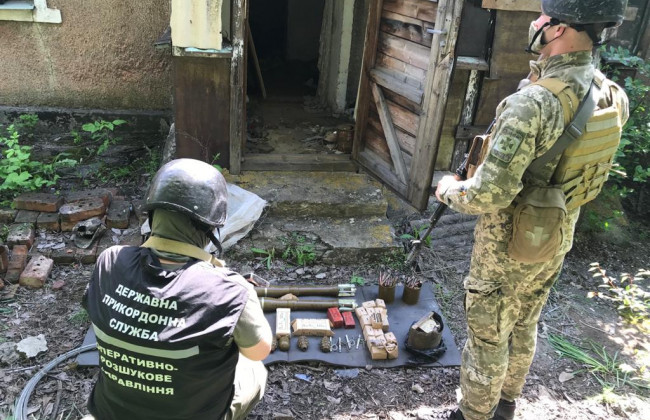 Правоохоронці зі складу Об'єднаних сил виявили сховок з боєприпасами