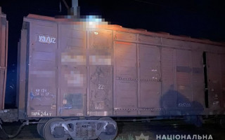 Тело молодого парня нашли на крыше грузового вагона на Житомирщине